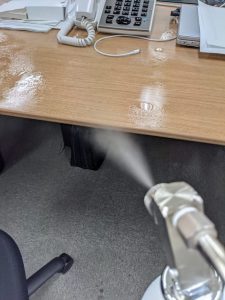 陽性者デスク噴霧処理