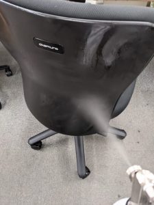 椅子の噴霧処理