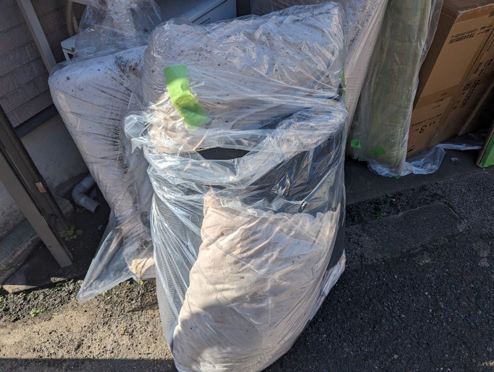 廃棄のため袋詰めした寝具